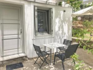 Bright & Cozy Home, 5 mins to Andros Town