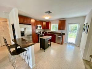 Peaceful 3 bed 2 Bath Home Close to Wilton Manors - image 1