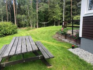 Paradiset stugan i fin skogen