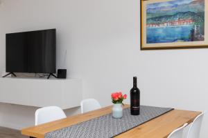 Two Flowers Luxury Apartment