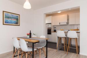 Two Flowers Luxury Apartment