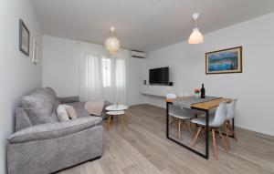 Two Flowers Luxury Apartment