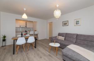 Two Flowers Luxury Apartment