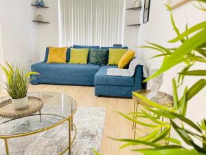 FURNISHED 3 BEDROOM HOUSE, SLEEPS 6, FREE PARKING, Near NEC