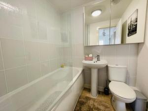 FURNISHED 3 BEDROOM HOUSE, SLEEPS 6, FREE PARKING, Near NEC