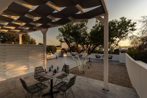 POUNEDES LUXURY SUITES