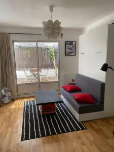 Appartements Grand studio de 38m2 et cour independante de 25m2 dont wifi et Netflix : photos des chambres