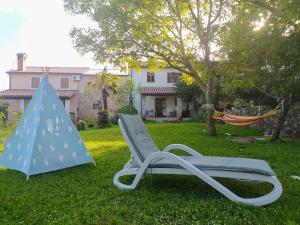 Apartment PARENZANA, little row HOUSE with big green yard in central Istria
