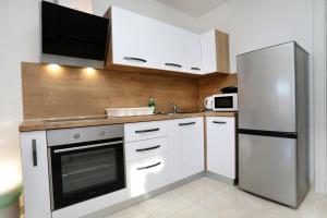 Lovely 2-Bed Apartment in Okrug Gornji