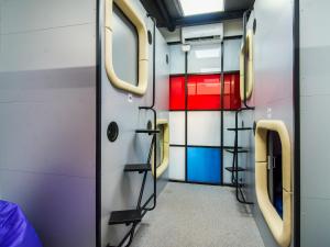 AV-1 Capsule Hotel