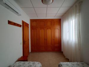 apartamento con aire acondicionado de tres dormitorios en el centro y junto a la playa