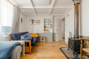 Dog friendly cottage 2 mins to beach with hot tub and Zappi EV