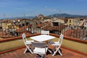 Three-Bedroom Apartment room in Roommo Oltrarno