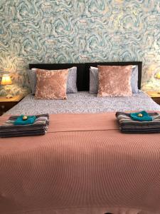 Little Treasure and Gem with private 2 person Hot Tub and up to 25 percent ferry saving