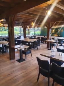 Hotels Les Dineux Village : photos des chambres
