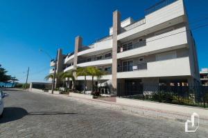 Apartamento com 03 dormitórios meia quadra do mar