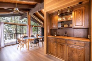 Beautiful 4-Bedroom Contemporary Mountain Home condo