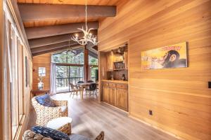 Beautiful 4-Bedroom Contemporary Mountain Home condo