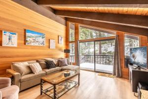 Beautiful 4-Bedroom Contemporary Mountain Home condo