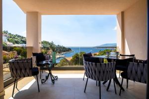 Villa Nina - Apartments with pool near the sea