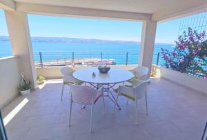 The penthouse apartment, first row by the sea, Beach House Ana 