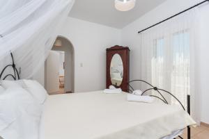Tzane Studios & Apartments - Steps away from Golden Beach