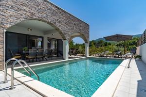 NEW! Villa EDEN with heated private pool, a hydromassage, a Hot-tub, fun zone with Treadmill, 4 en-s 