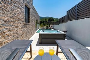 NEW! Villa EDEN with heated private pool, a hydromassage, a Hot-tub, fun zone with Treadmill, 4 en-s 