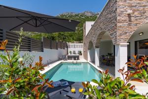 NEW! Villa EDEN with heated private pool, a hydromassage, a Hot-tub, fun zone with Treadmill, 4 en-s 