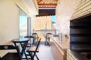 Apartamento bem equipado com ar condicionado e churrasqueira a 100 metros da praia - 02 dormitórios - Edifício Água Viva