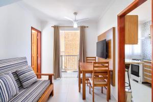 Apartamento bem equipado com ar condicionado e churrasqueira a 100 metros da praia - 02 dormitórios - Edifício Água Viva