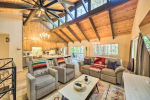 Pine Mountain Cabin with Hot Tub, 2 Mins to Marina! - 4hvězdičkové hotely ve městě Groveland