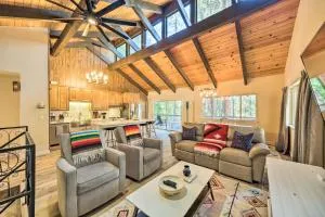 Pine Mountain Cabin with Hot Tub, 2 Mins to Marina! - La Grange