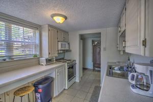 Boat Launch on Lake Hamilton Cozy Cottage!