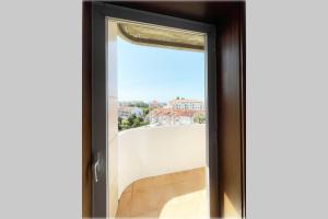 Yellow House Aveiro Smart TV and garage