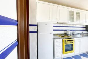 Yellow House Aveiro Smart TV and garage