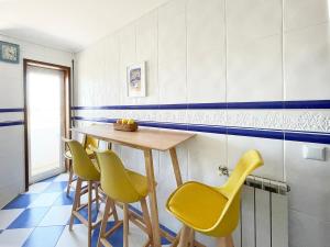 Yellow House Aveiro Smart TV and garage