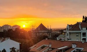 Yellow House Aveiro Smart TV and garage