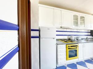 Yellow House Aveiro Smart TV and garage