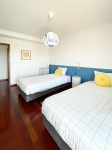 Yellow House Aveiro Smart TV and garage