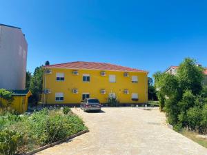 Spacious apartment with Balcony close to the sea in Split area in Kastela