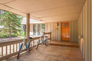 5 Bed 3 Bath Vacation home in Sunriver