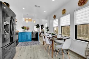 Four-Bedroom Holiday Home room in NEW Luxury Modern Home with Hot tub and Deck and firepit