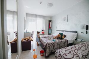 Family Room (2 Adults + 2 Children) room in Hotel Gloria