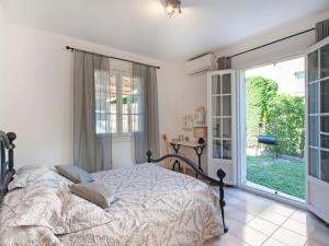 Maisons de vacances Holiday home in La Roquette sur Siane with furnished garden : photos des chambres