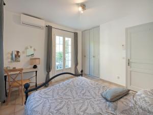 Maisons de vacances Holiday home in La Roquette sur Siane with furnished garden : photos des chambres