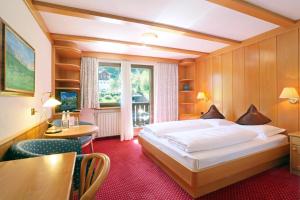 Double or Twin Room with Mountain View