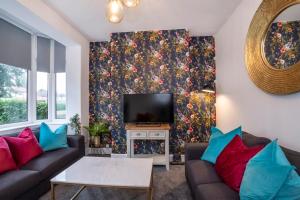 Stylish Hot Tub House with free parking!