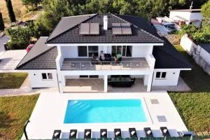 New Villa with Pool - Krnjaloža