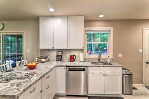 Sunroom, Fire Pit and Sauna Lake Locust Village Gem